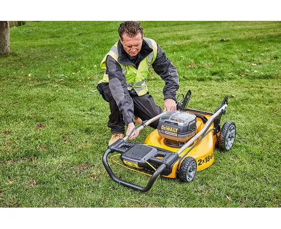 Cordless lawn mower DeWalt DCMW564P2-QW 18/36V