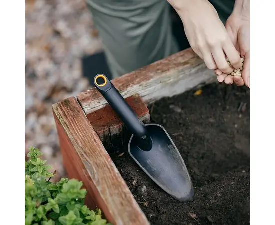 Plastic shovel Fiskars Solid 1071899