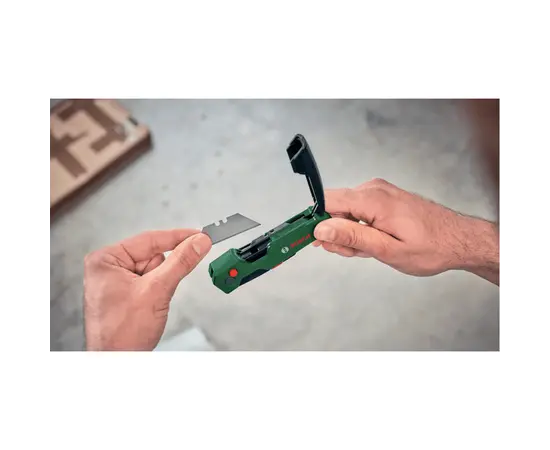 Нож со сменными лезвиями Bosch 1600A0275M