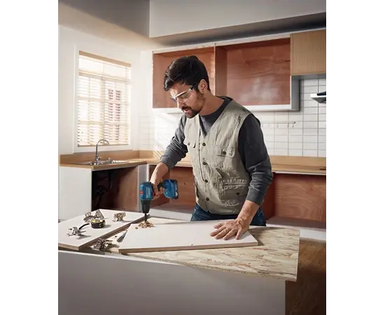 Аккумуляторный дрель-шуруповерт Bosch GSR 185-LI 18V (06019K3000) Аккумуляторный дрель-шуруповерт Bosch GSR 185-LI 18V (06019K3000)